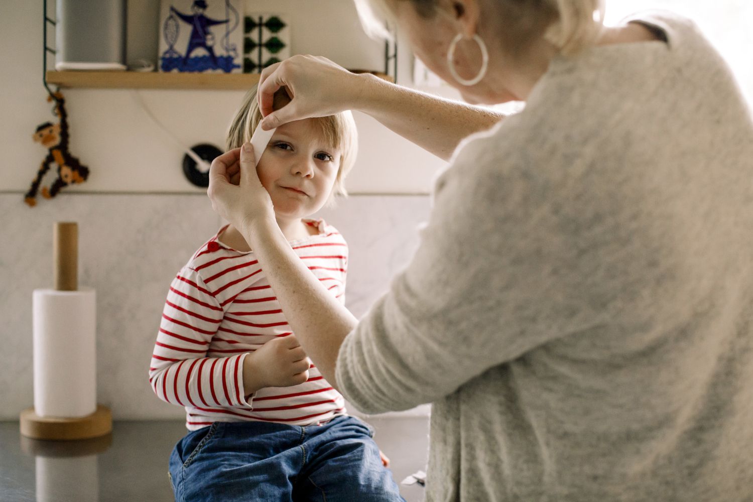 Mãe cuidando da ferida de uma criança