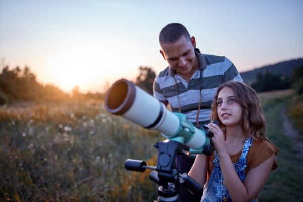 Jogos da natureza para crianças - Veja as estrelas através de um telescópio 