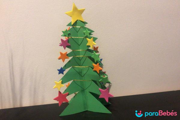 Artesanato de Natal fácil para crianças - Árvore de Natal de papelão 