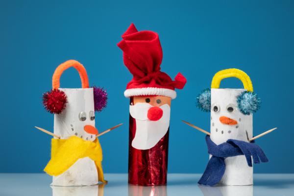 Artesanato de Natal fácil para crianças - figuras de Natal com rolos de papel 