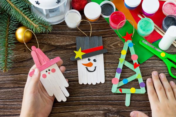 Artesanato de Natal fácil para crianças - bonecos de neve com depressores 