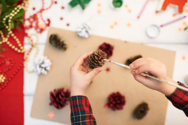 Artesanato de Natal fácil para crianças - Pintamos pinhas 