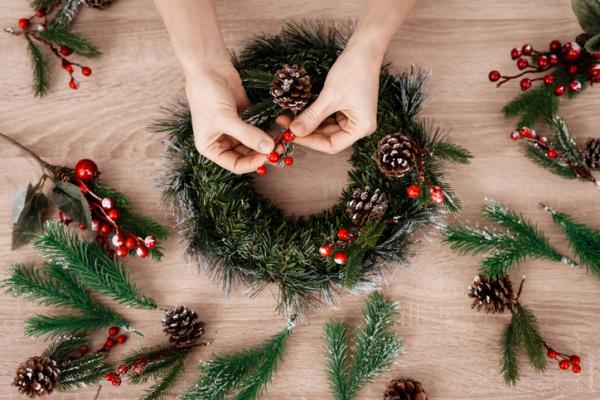 Artesanato de Natal fácil para crianças - guirlanda de Natal de papel 